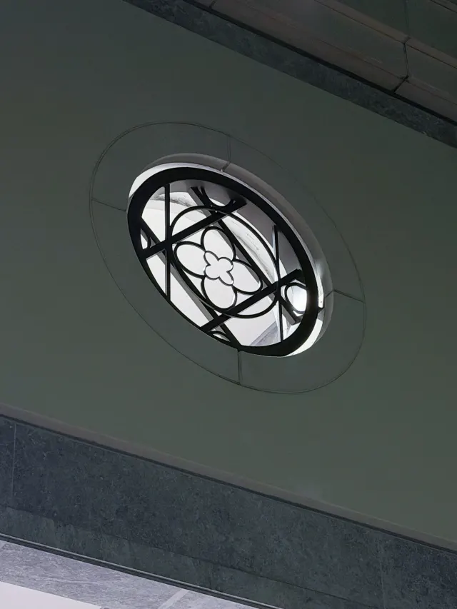 Quatrefoil oculus grille at Hyde Park House.